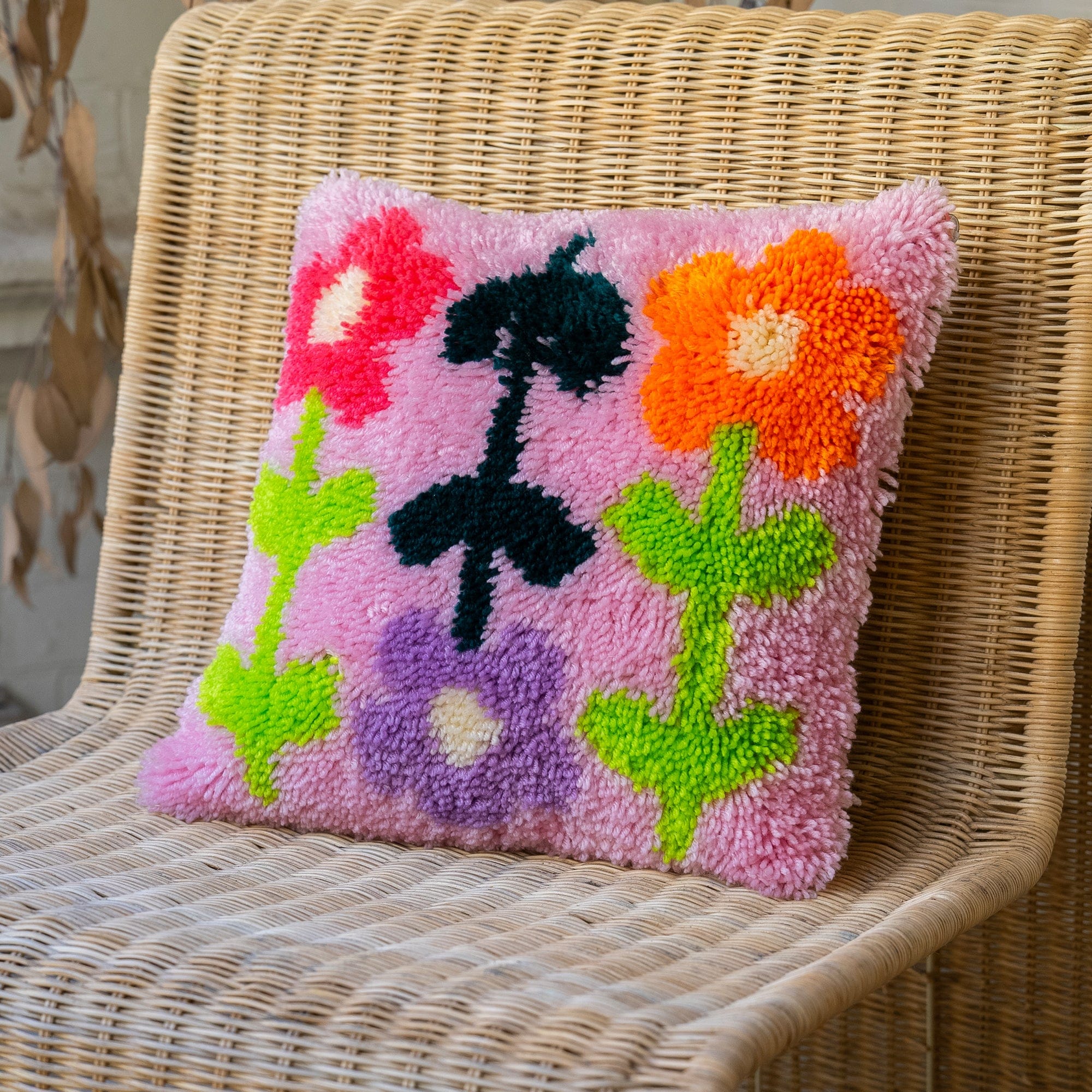 Craft Club Co BRIGHT PICK OF THE BUNCH - Latch Hook Cushion Kit