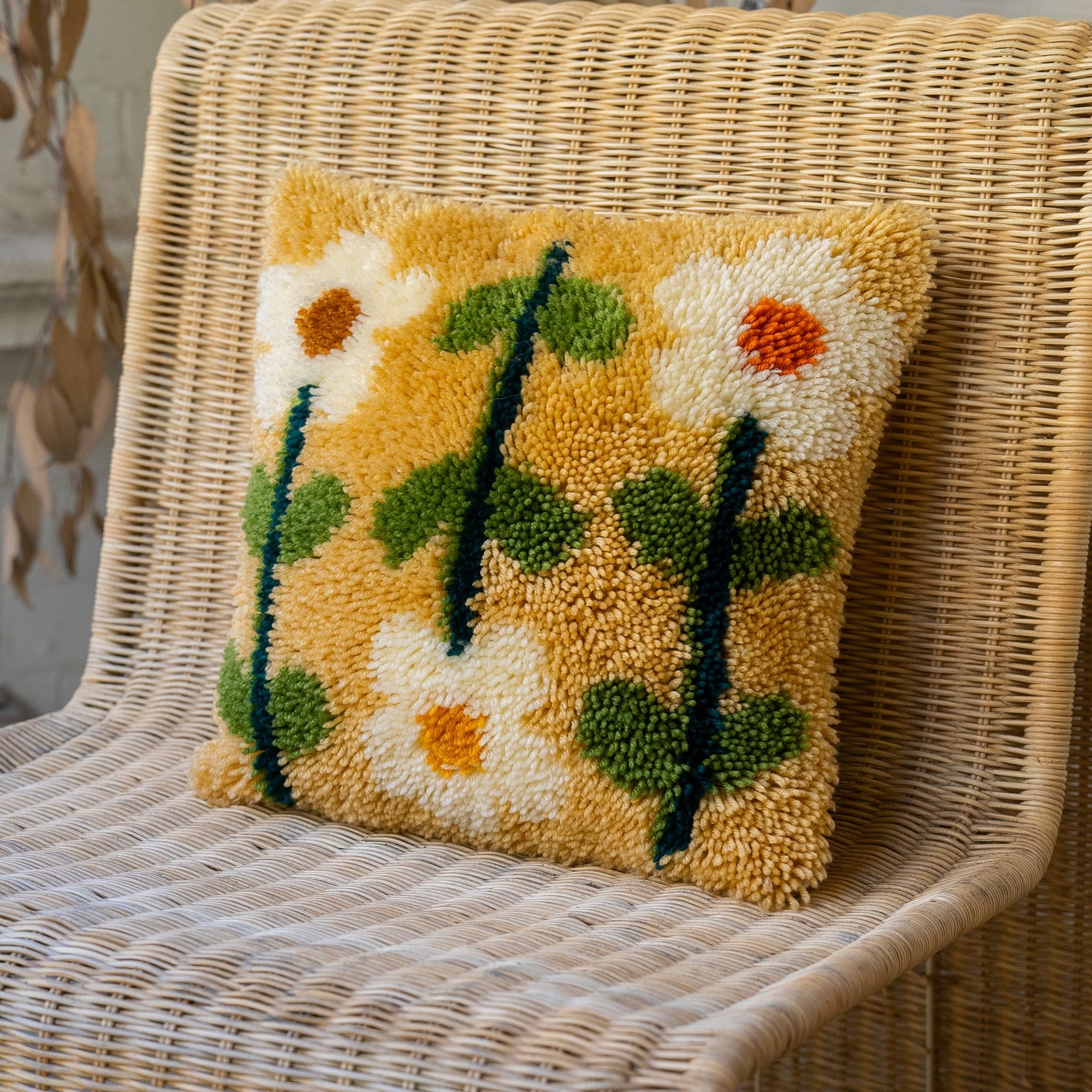 Craft Club Co EARTHY PICK OF THE BUNCH - Latch Hook Cushion Kit