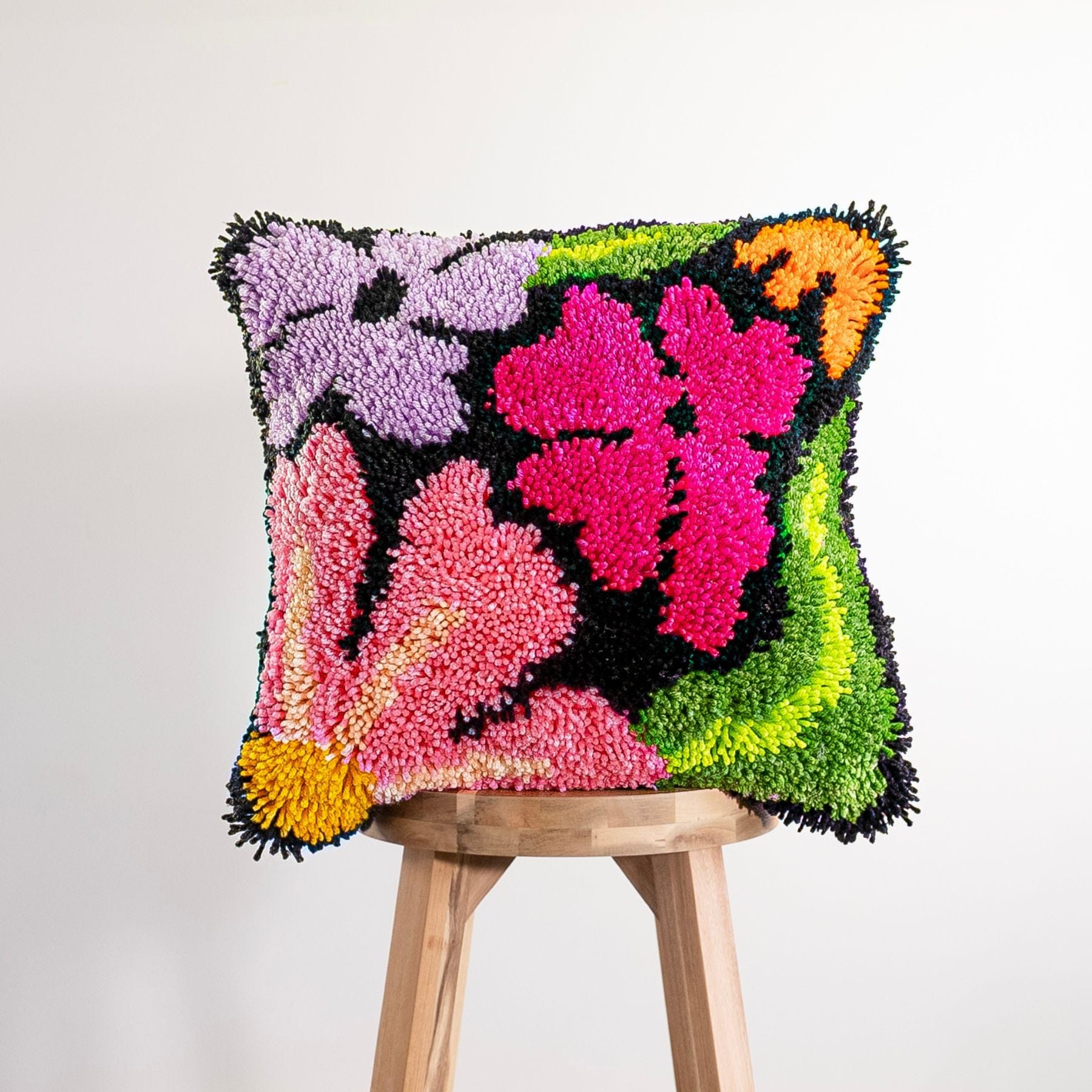 Craft Club Co PRETTY PETALS - BLACK Latch Hook Cushion Kit