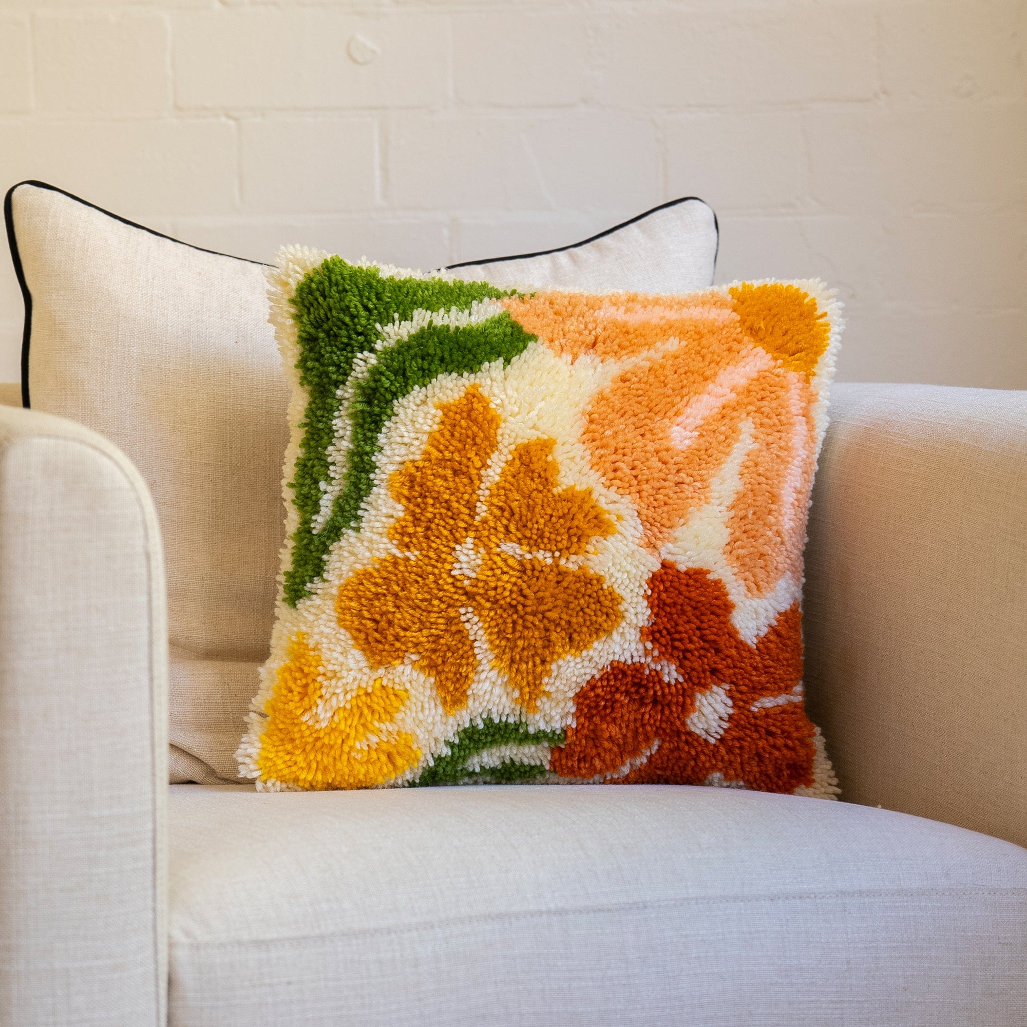 Craft Club Co PRETTY PETALS EARTHY - Latch Hook Cushion Kit