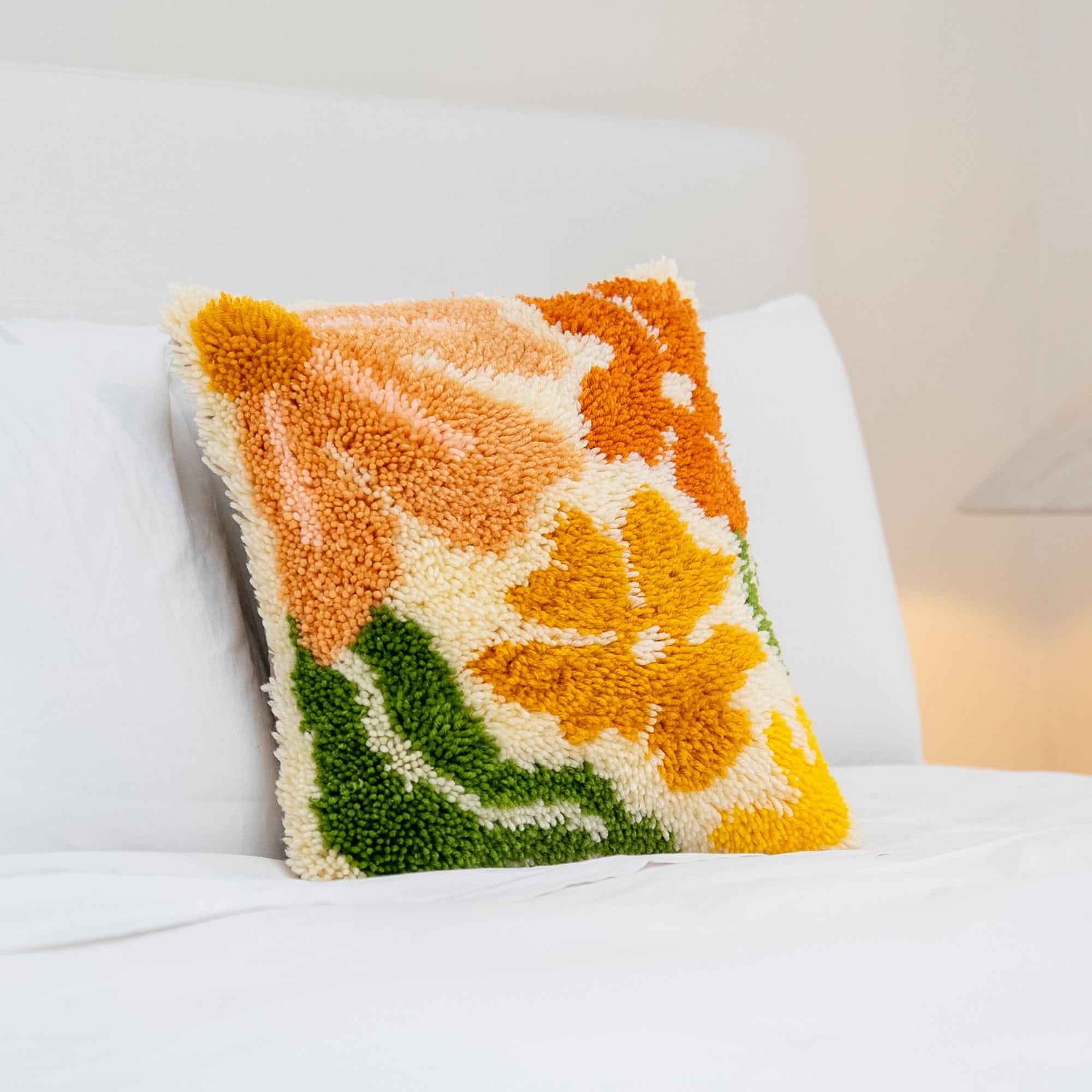 Craft Club Co PRETTY PETALS EARTHY - Latch Hook Cushion Kit