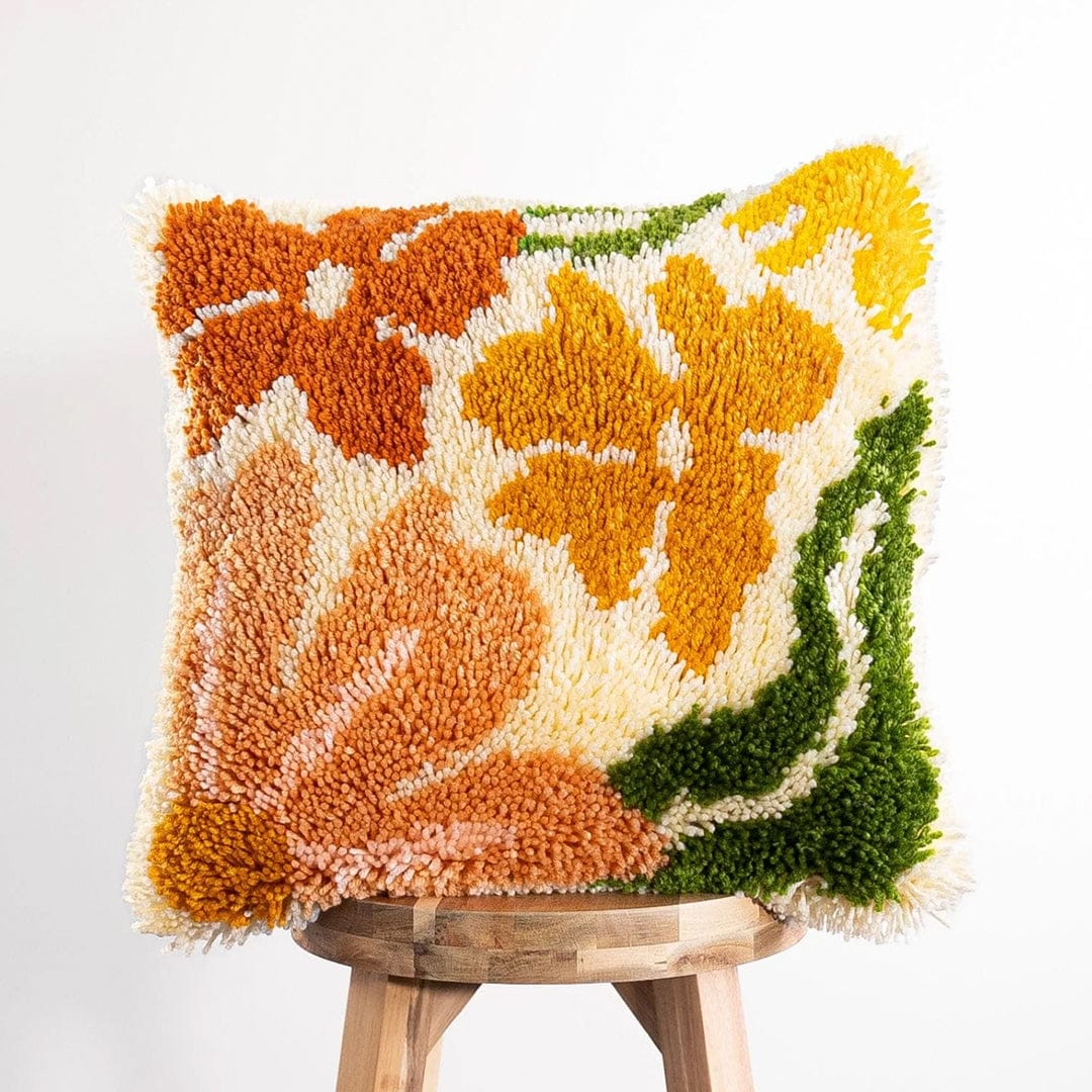 Craft Club Co PRETTY PETALS EARTHY - Latch Hook Cushion Kit