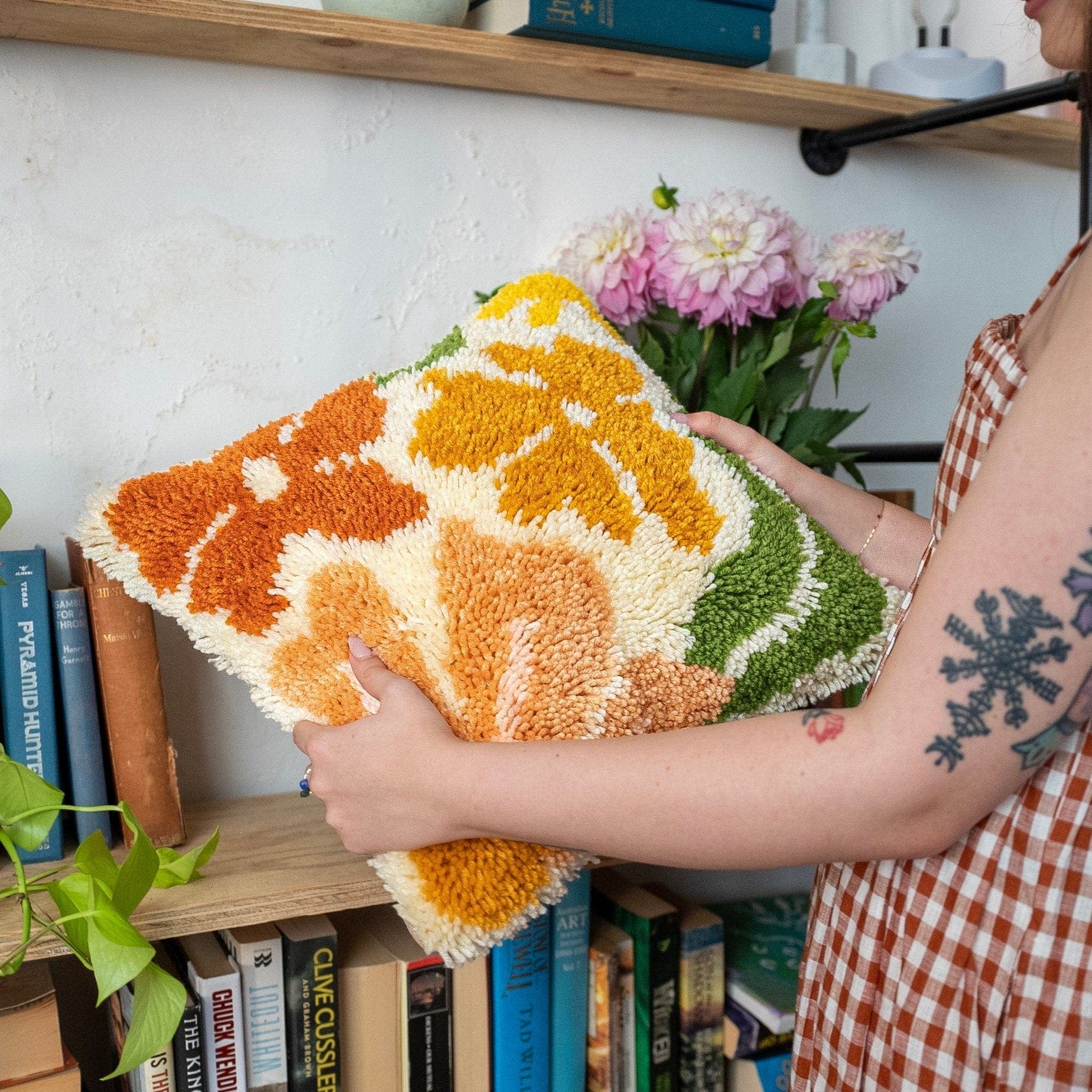 Craft Club Co PRETTY PETALS - EARTHY Latch Hook Cushion Kit