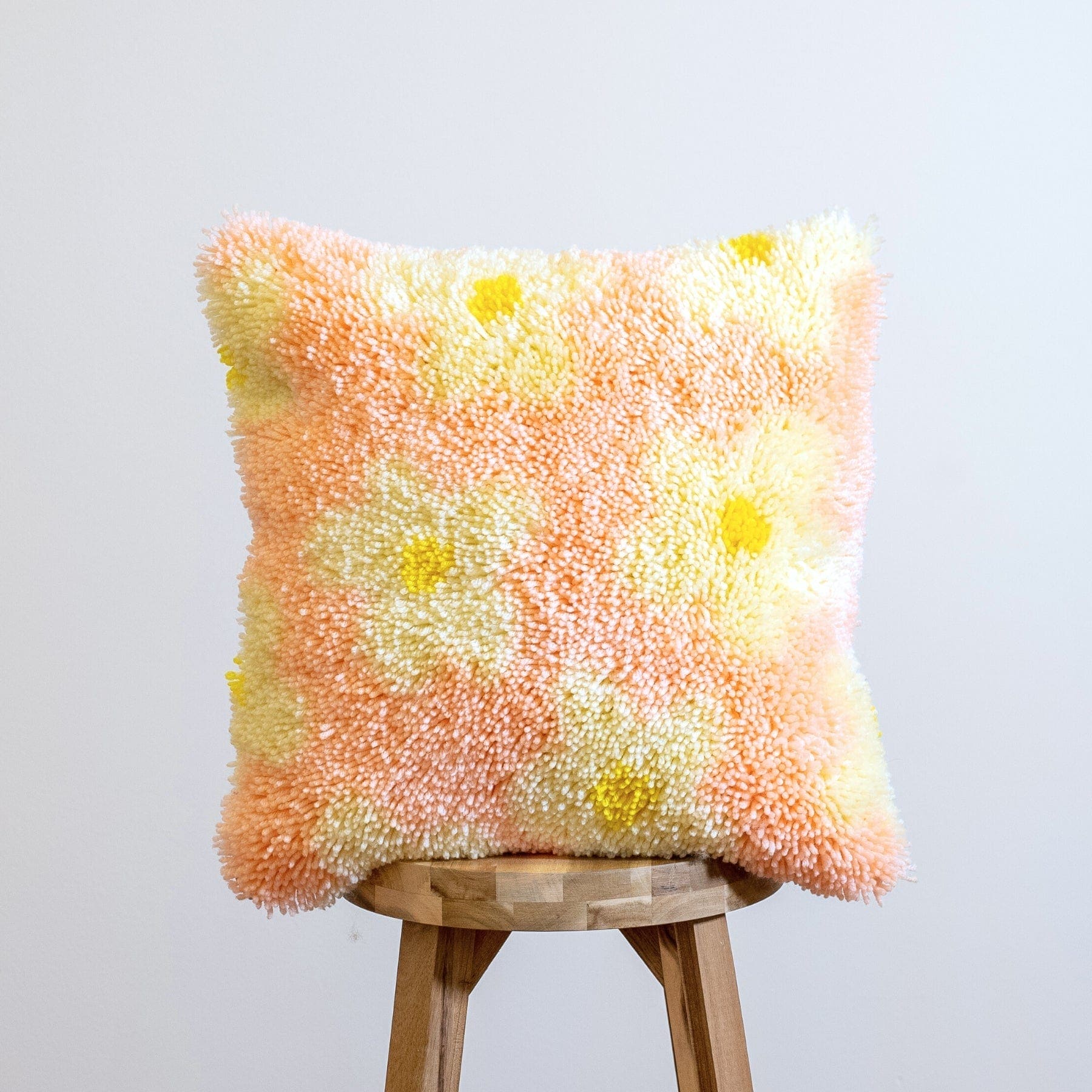Craft Club Co DAISY Latch Hook Cushion Kit