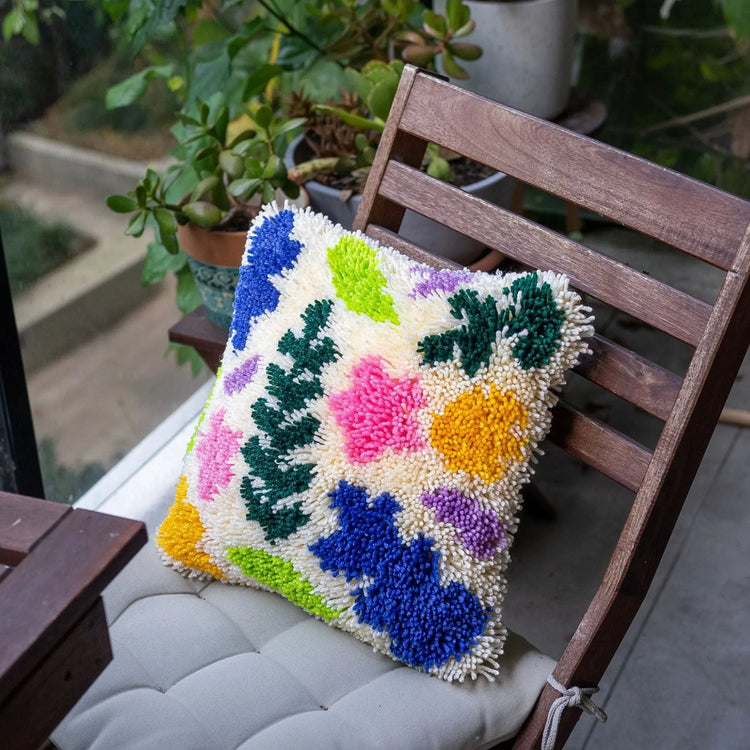 Craft Club Co FLORA Latch Hook Cushion Kit