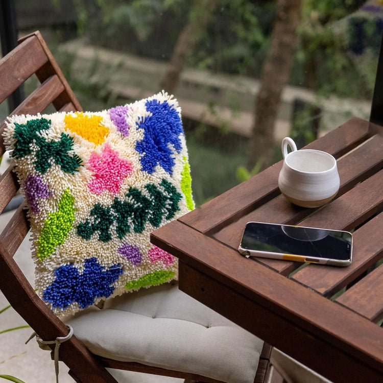 Craft Club Co FLORA Latch Hook Cushion Kit