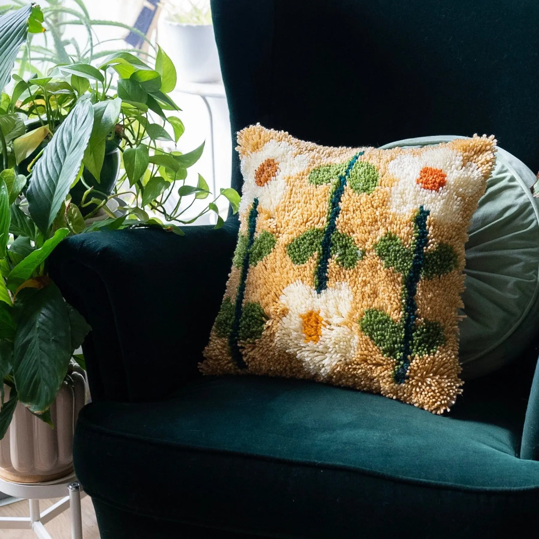 Craft Club Co PICK OF THE BUNCH - EARTHY Latch Hook Cushion Kit