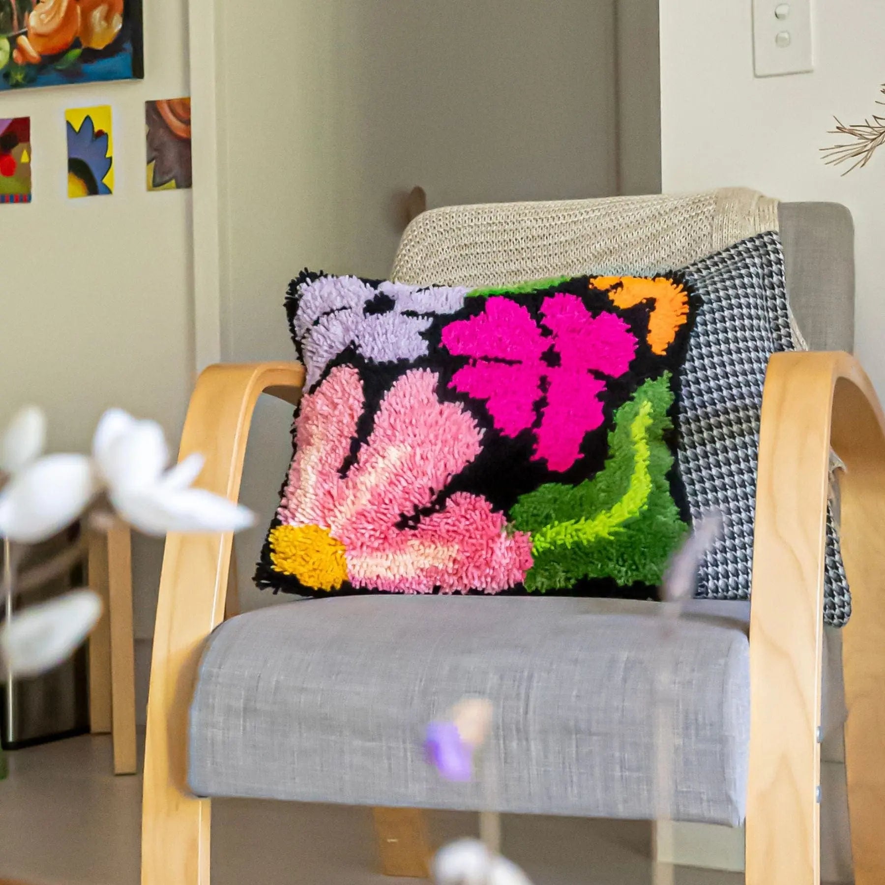 Craft Club Co PRETTY PETALS - BLACK Latch Hook Cushion Kit