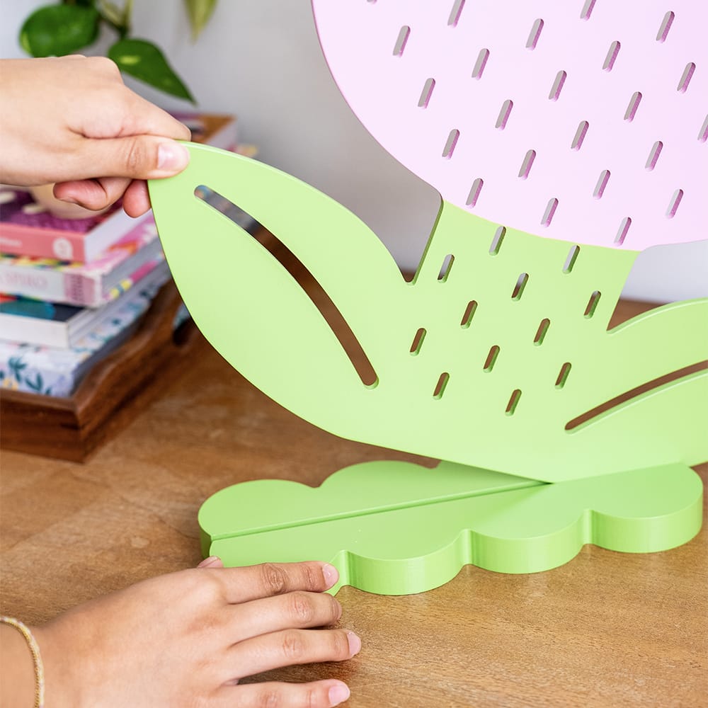 Craft Club PINK TULIP - Pegboard — slotting the stand into place