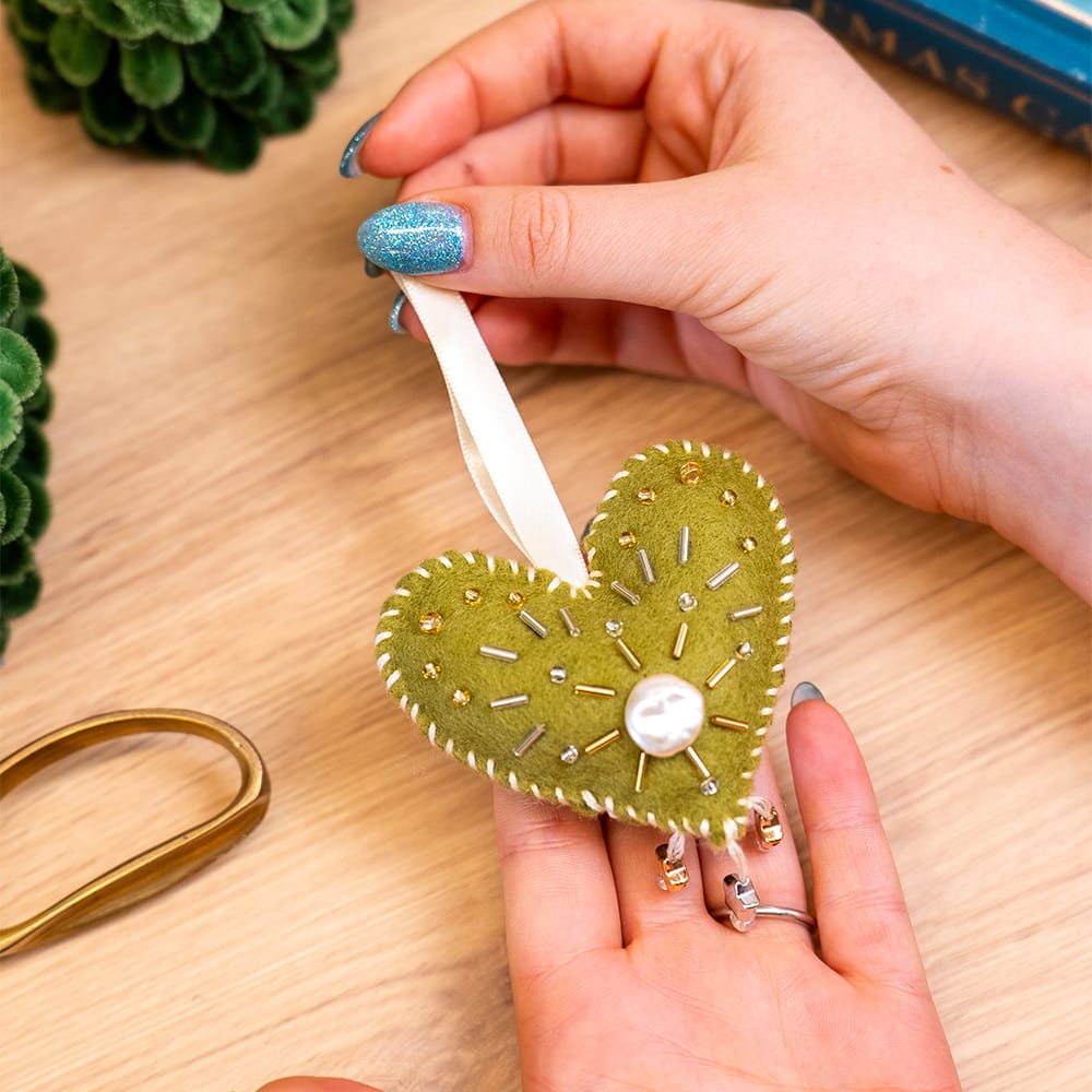Craft Club Co SPARKLING HEART - Beaded Ornament Kit