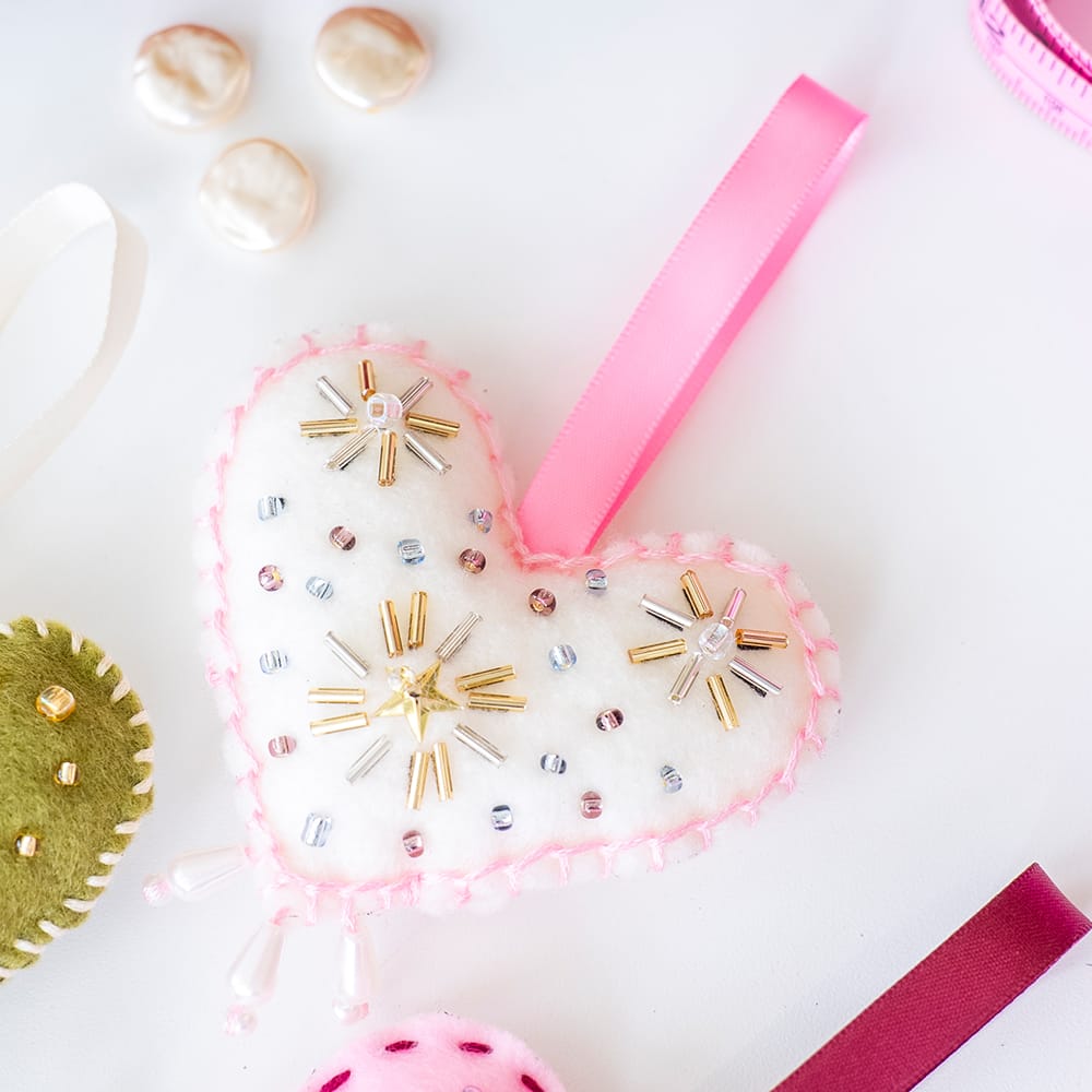 Craft Club Co SPARKLING HEART - Beaded Ornament Kit