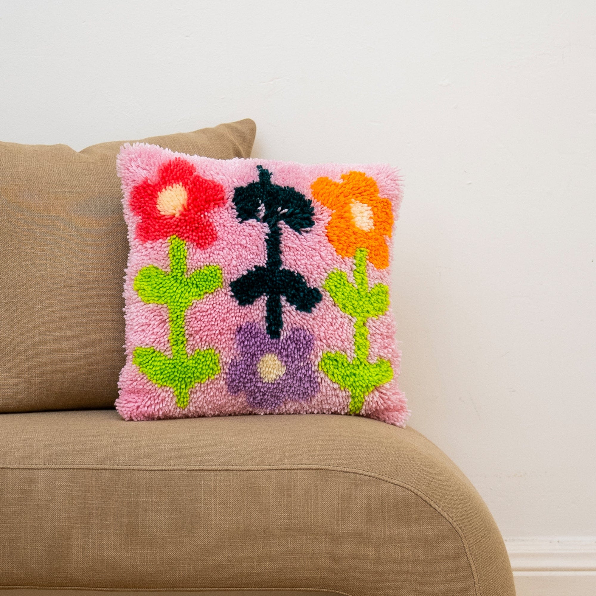 Craft Club Co BRIGHT PICK OF THE BUNCH - Latch Hook Cushion Kit