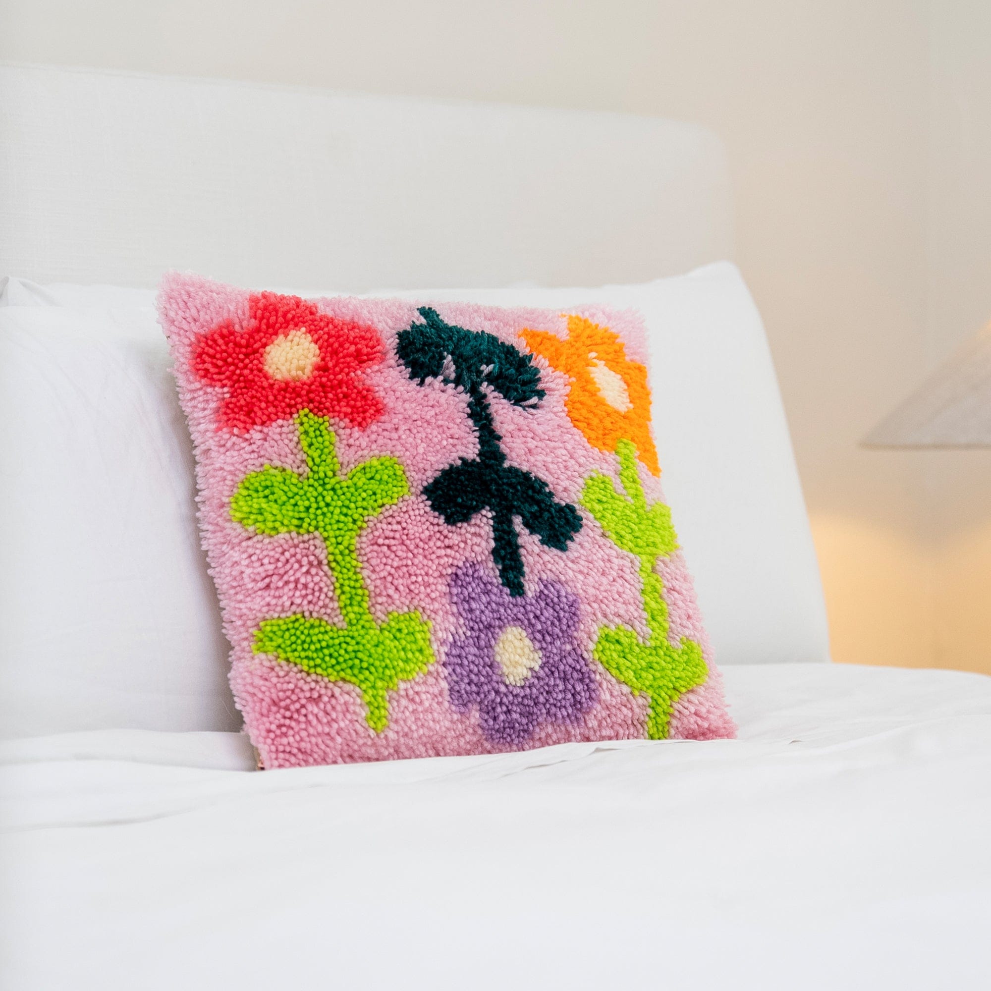 Craft Club Co BRIGHT PICK OF THE BUNCH - Latch Hook Cushion Kit