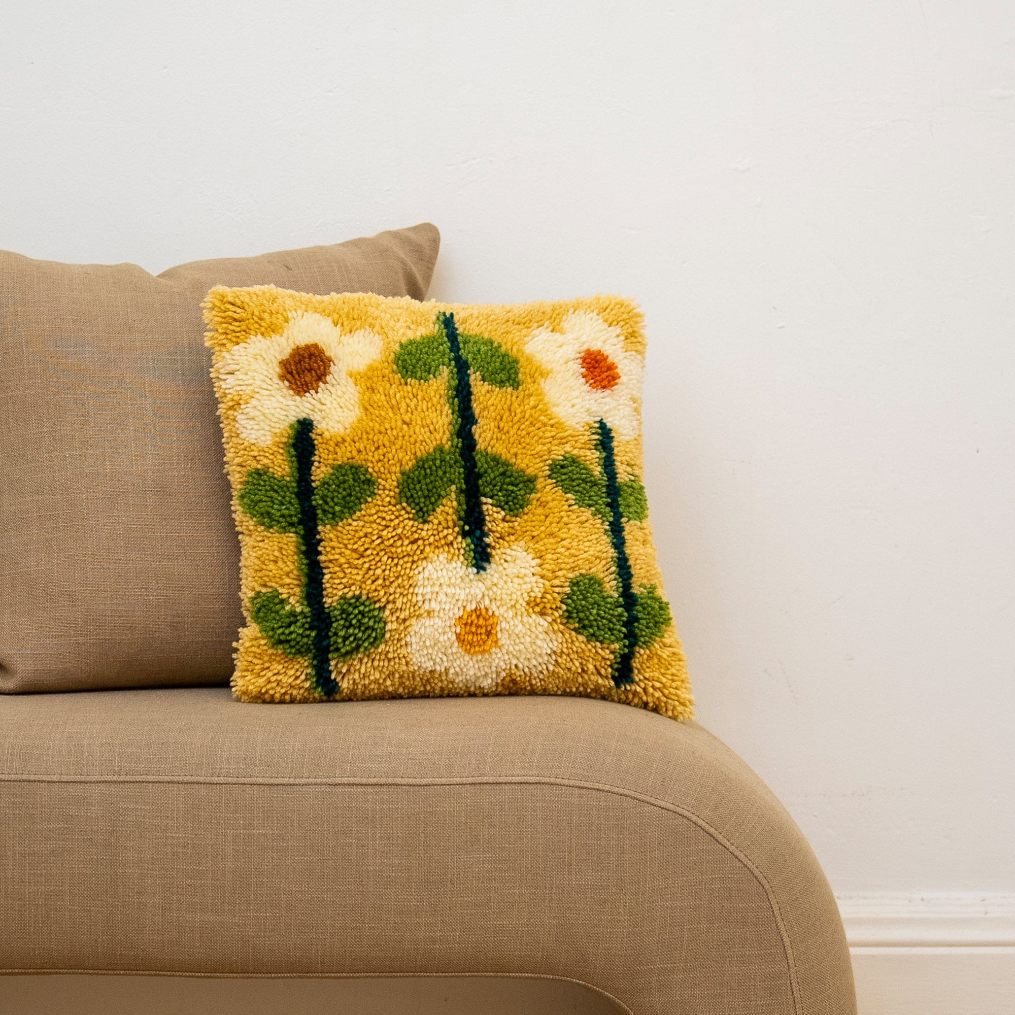 Craft Club Co EARTHY PICK OF THE BUNCH - Latch Hook Cushion Kit