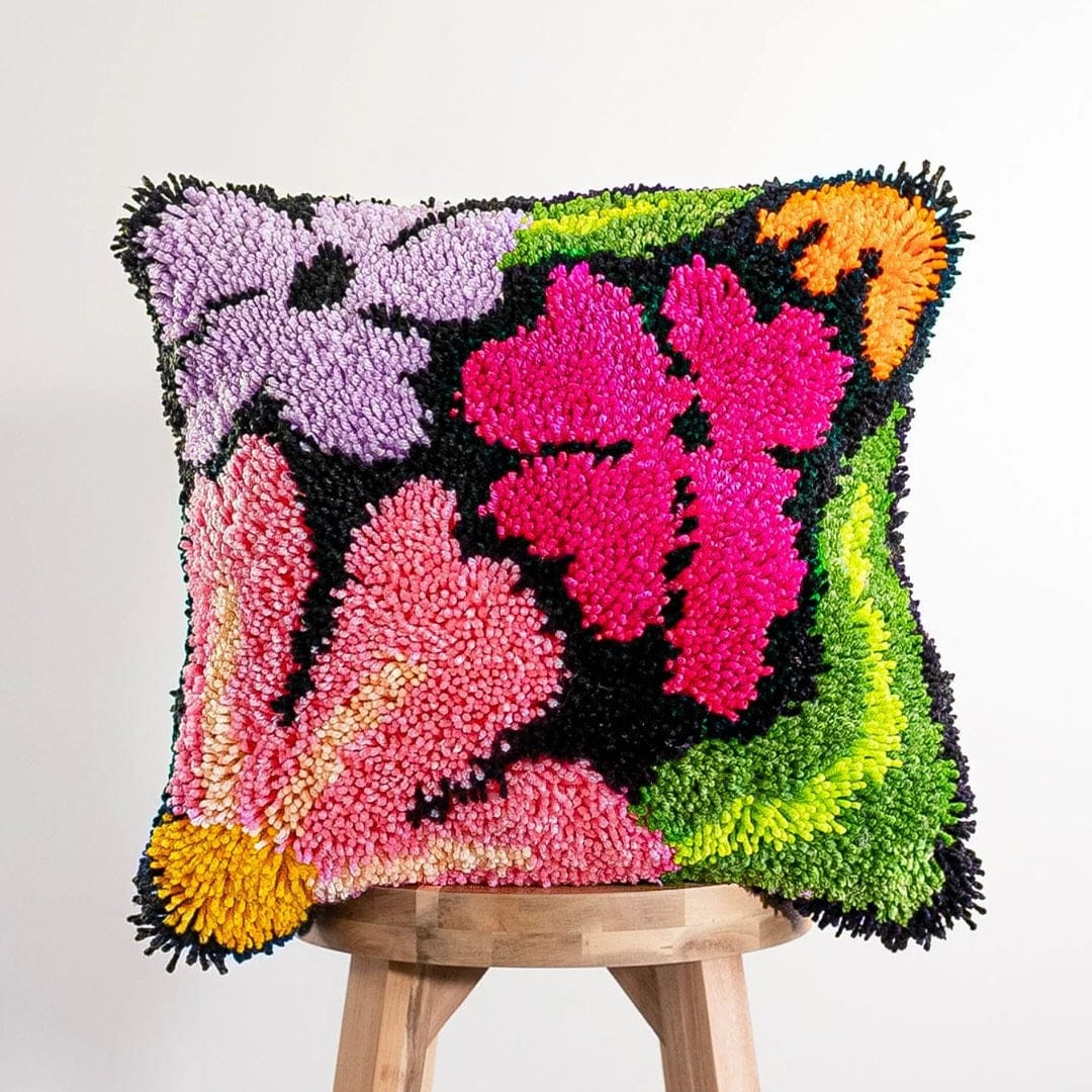 Craft Club Co PRETTY PETALS BLACK - Latch Hook Cushion Kit