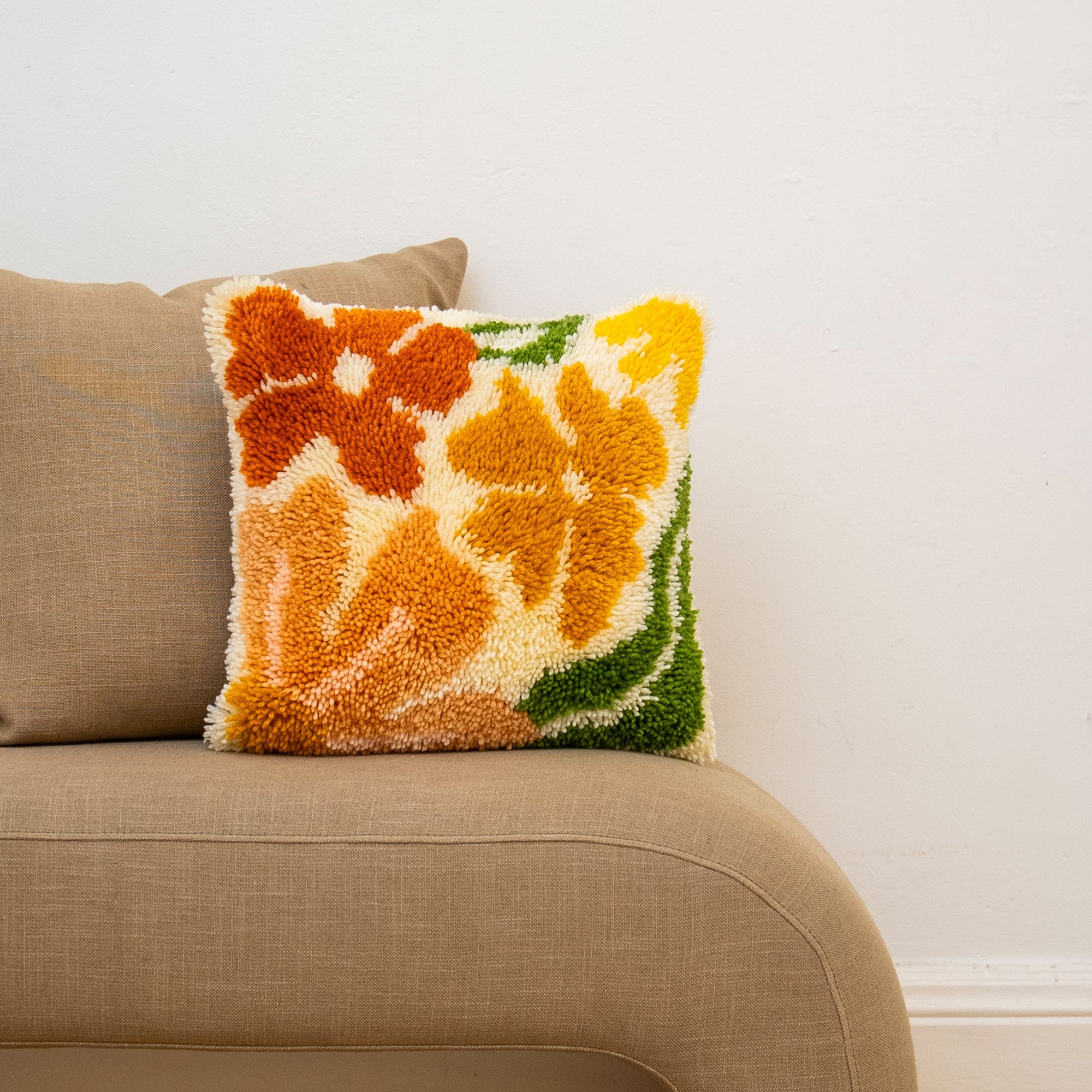 Craft Club Co PRETTY PETALS EARTHY - Latch Hook Cushion Kit