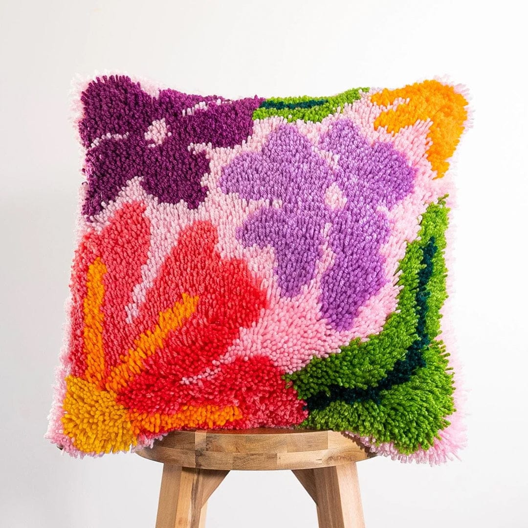 Craft Club Co PRETTY PETALS PINK - Latch Hook Cushion Kit