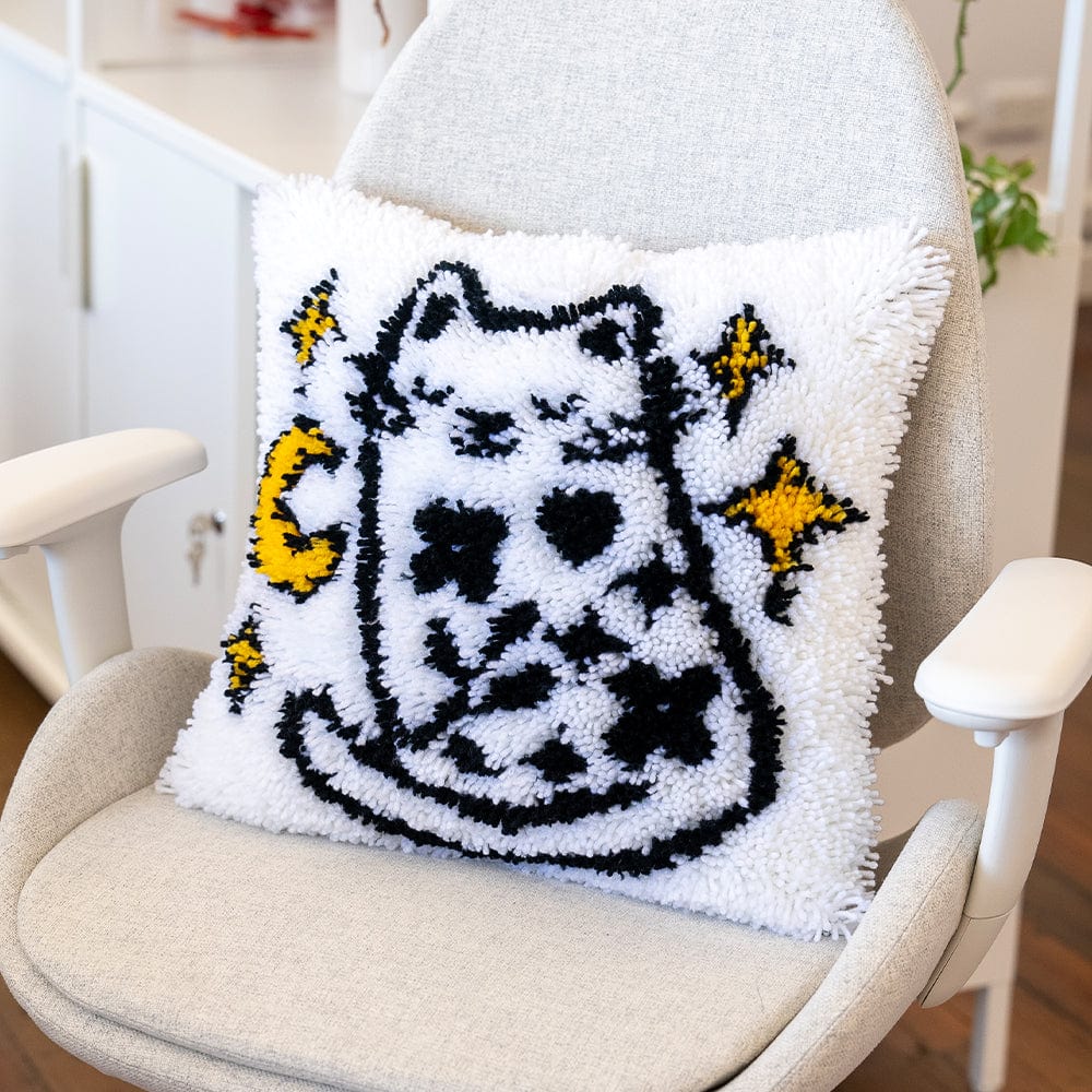 Craft Club Co PURR-FECTLY MAGICAL Latch Hooking Cushion Kit