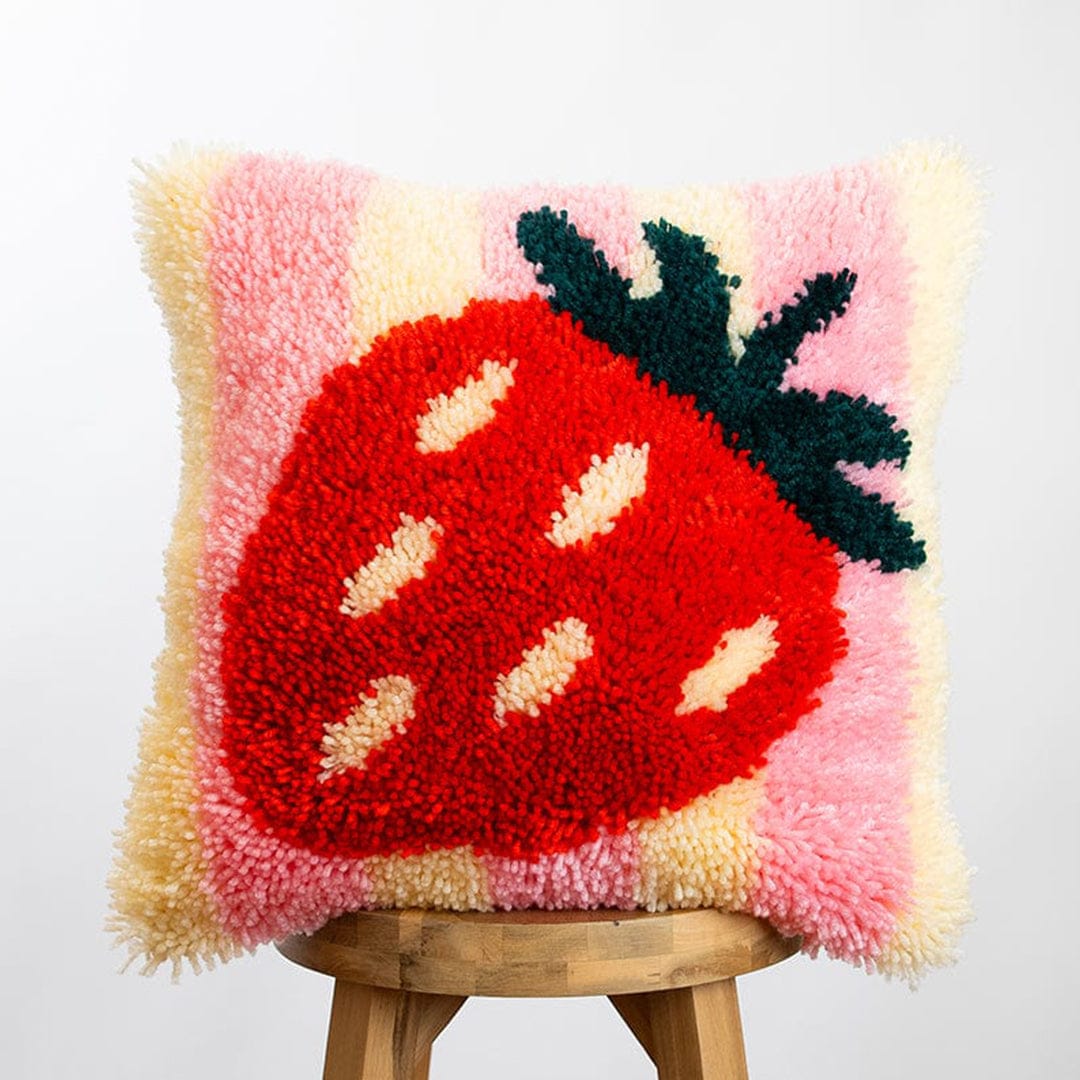 Craft Club Co STRAWBERRY RIPE STRIPES - Latch Hook Cushion Kit