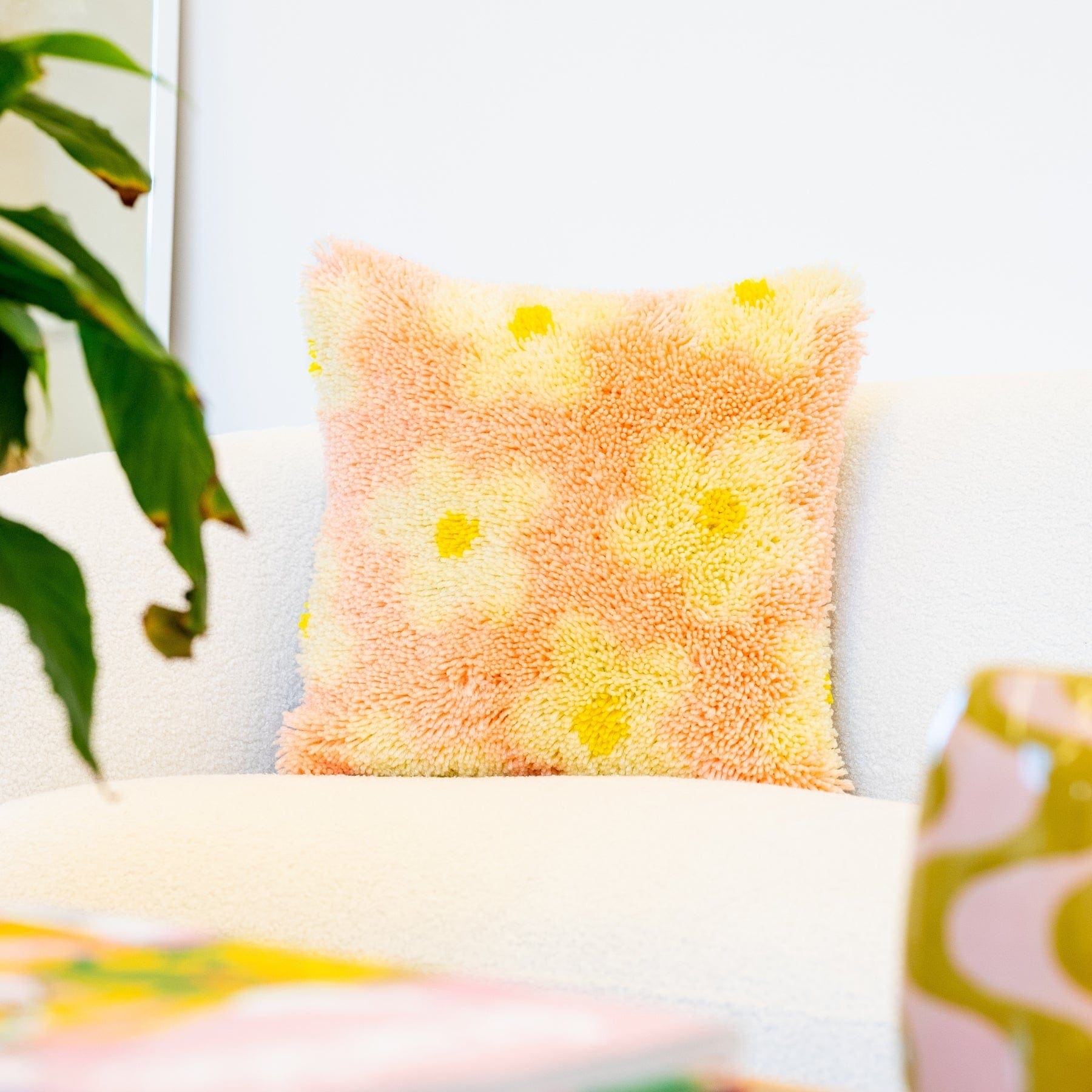 Craft Club Co DAISY Latch Hook Cushion Kit