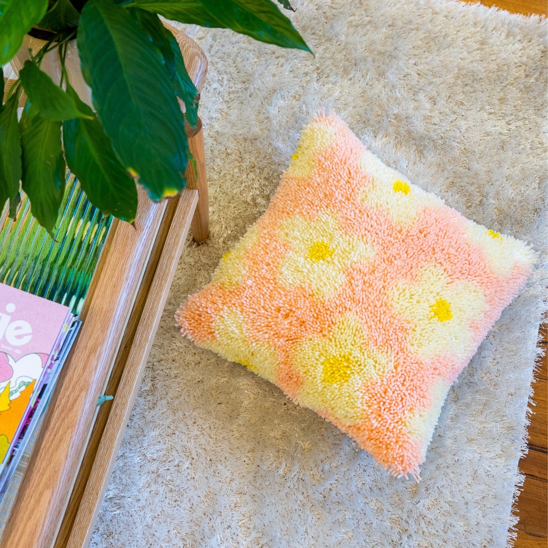 Craft Club Co DAISY Latch Hook Cushion Kit
