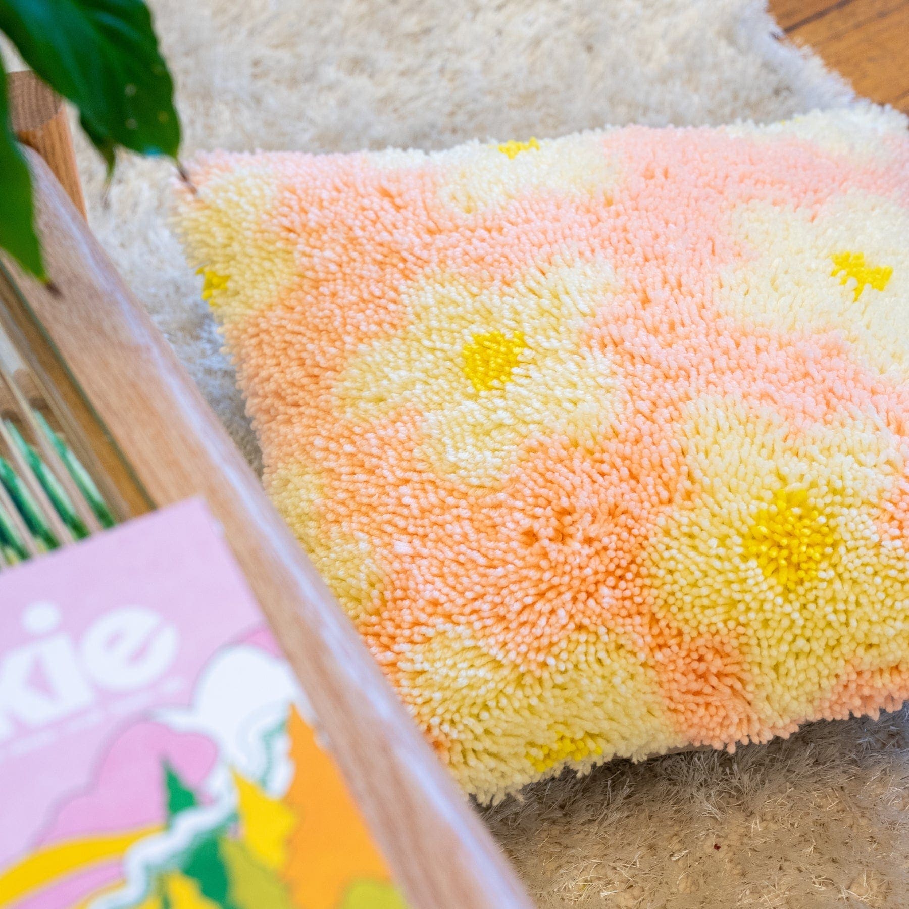 Craft Club Co DAISY Latch Hook Cushion Kit