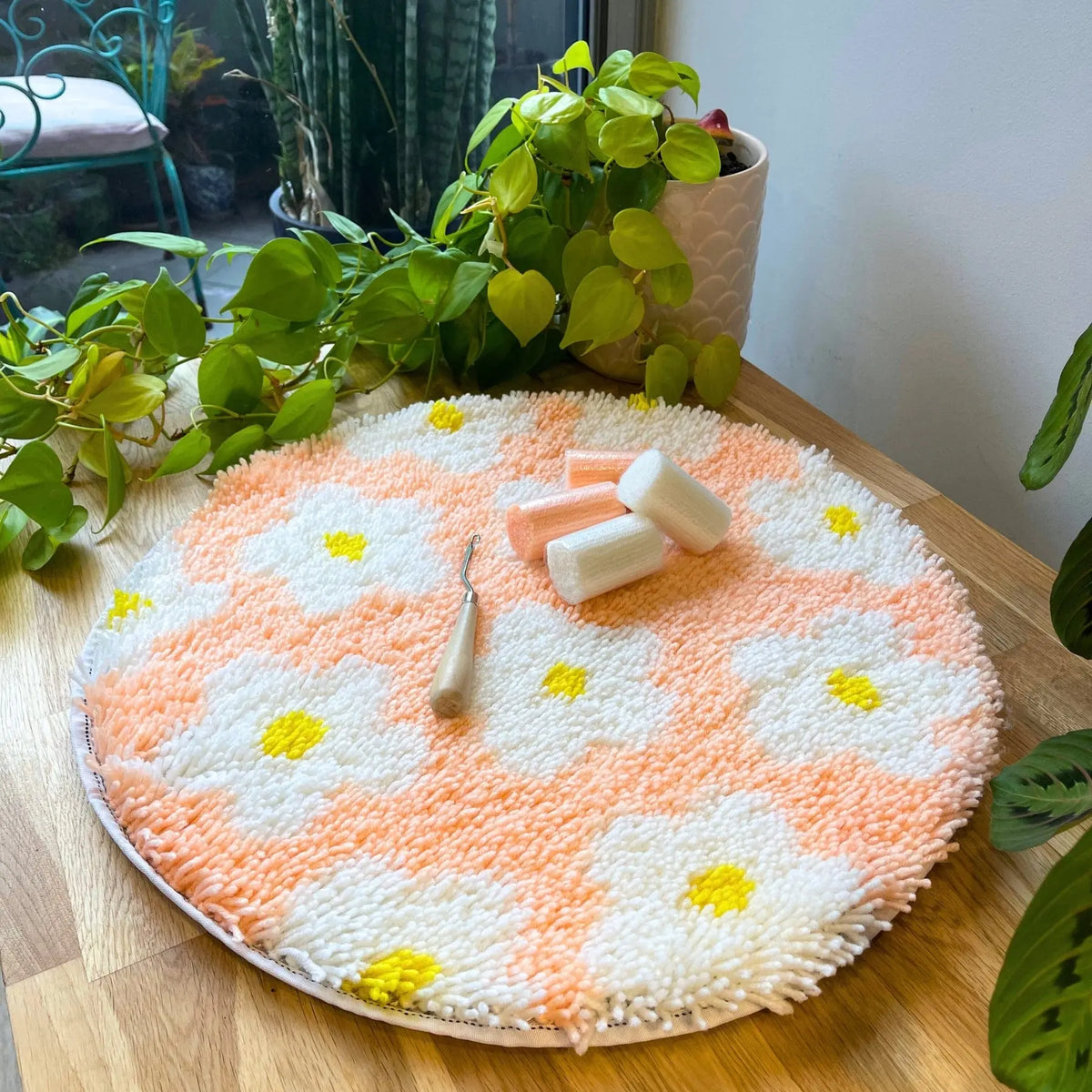 FLOWER BOMB DAISY Latch Hook Rug Making Kit | Craft Club