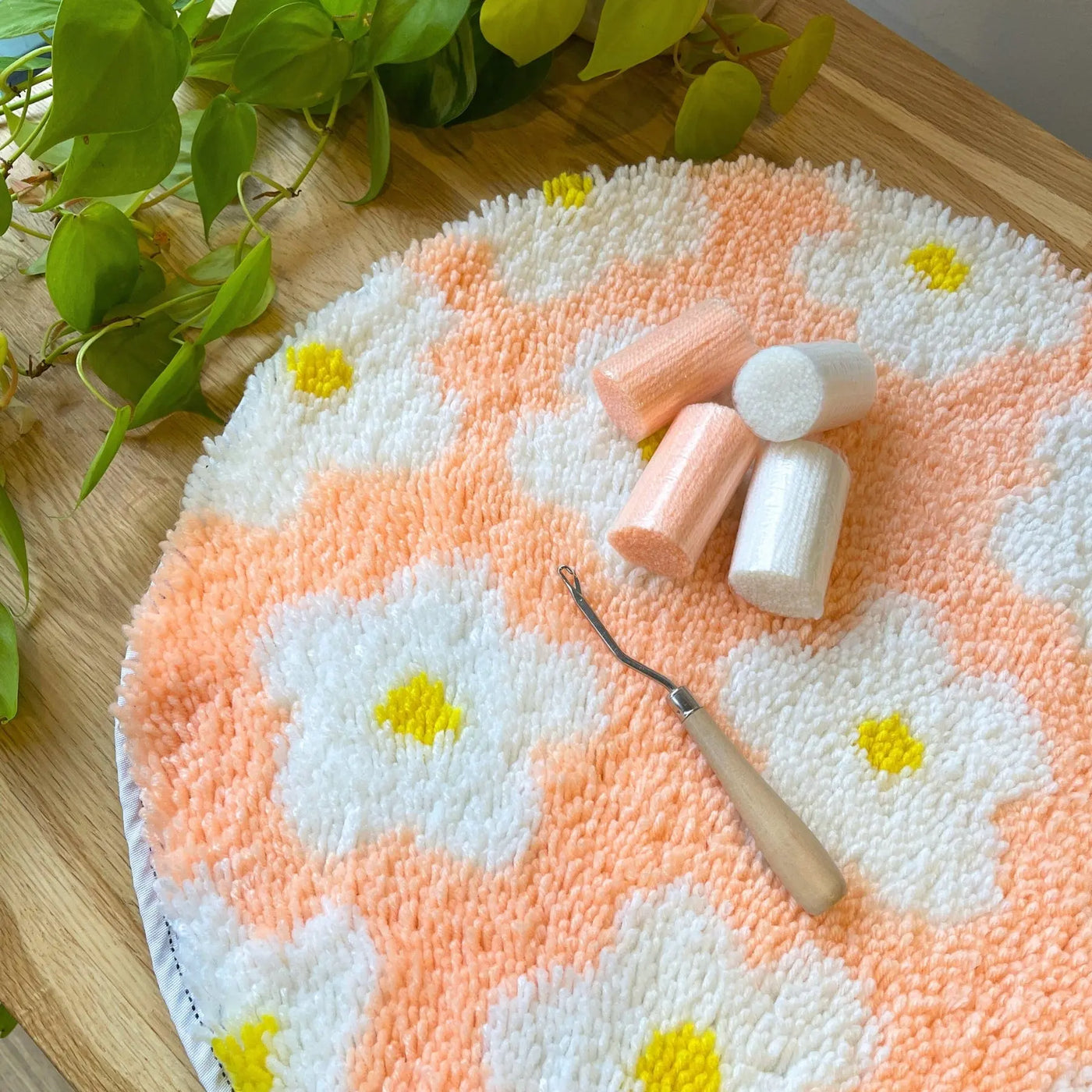 FLOWER BOMB DAISY Latch Hook Rug Making Kit | Craft Club