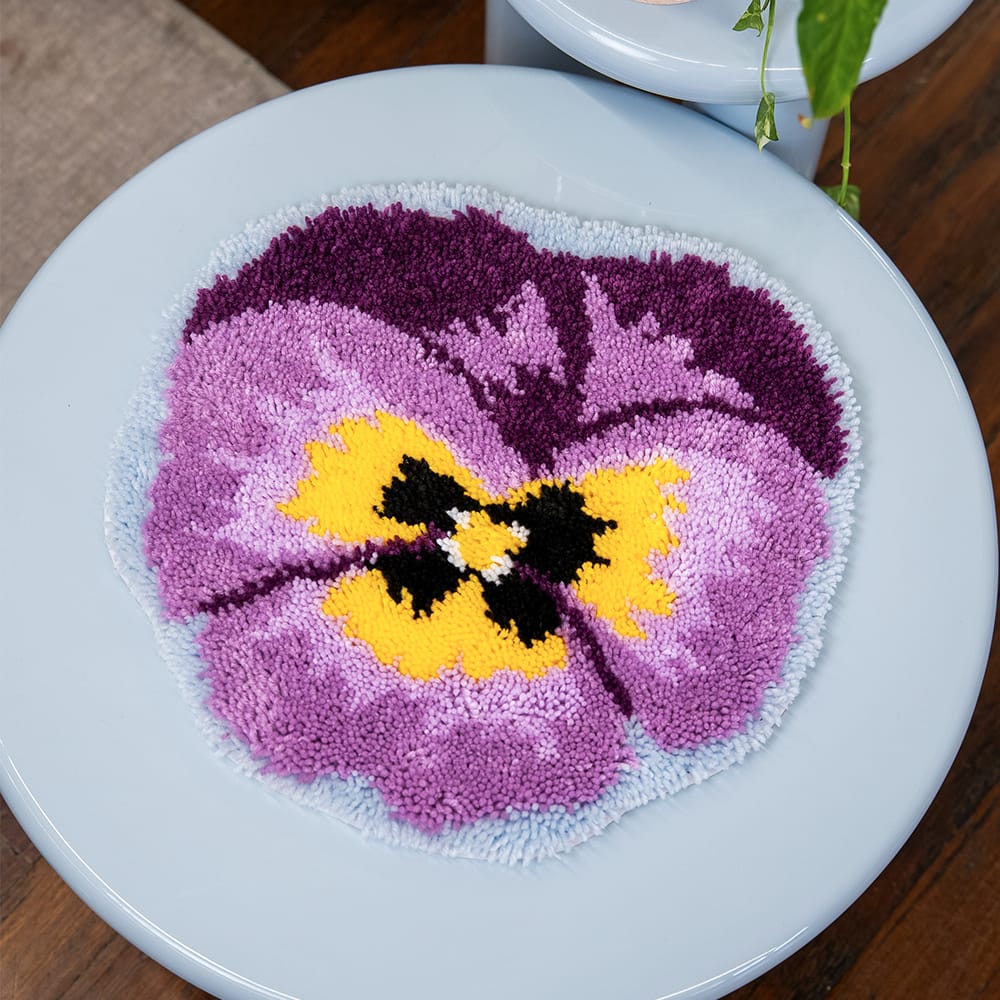 Craft Club PRECIOUS PANSY - Latch Hook Rug Kit