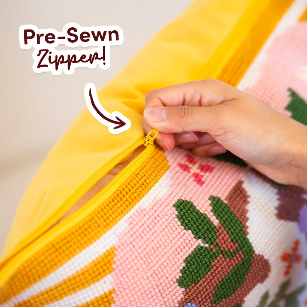 Heirloom Needlepoint Collection クッション BOUNDING BUNNY - Tapestry Needlepoint Cushion Kit